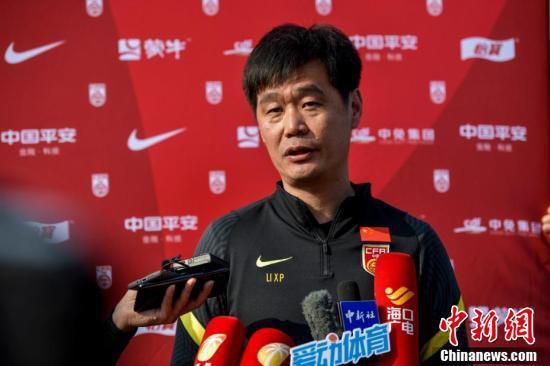 知不知道你妈在监狱里怎么对的我，我这条腿就是被你妈砸断的。